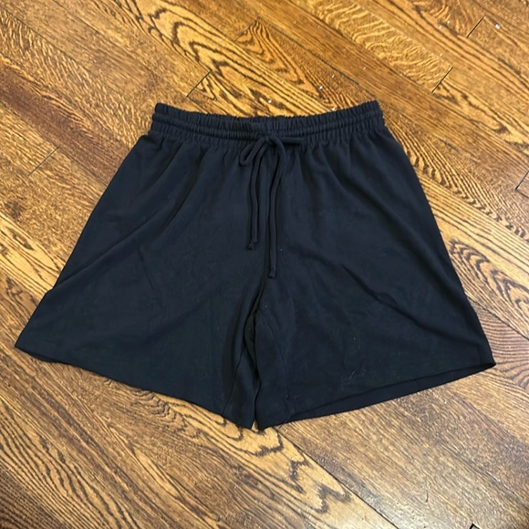 Aritzia Pants - wilfred free black high rise soft shorts!